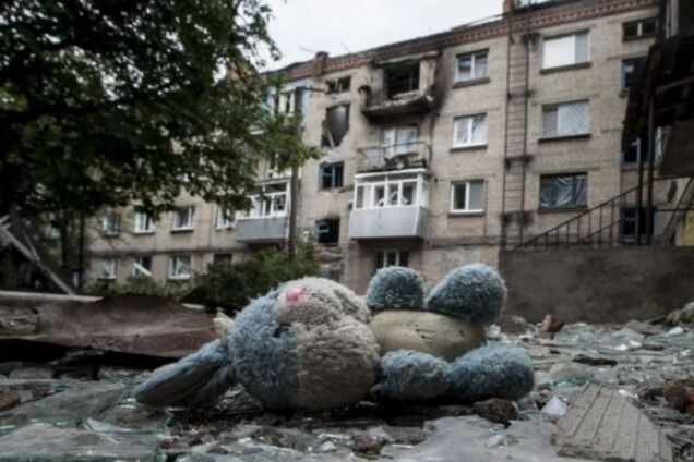 Появилось видео из Авдеевки: люди живут, работают и даже рожают детей под звуки разрывающихся снарядов