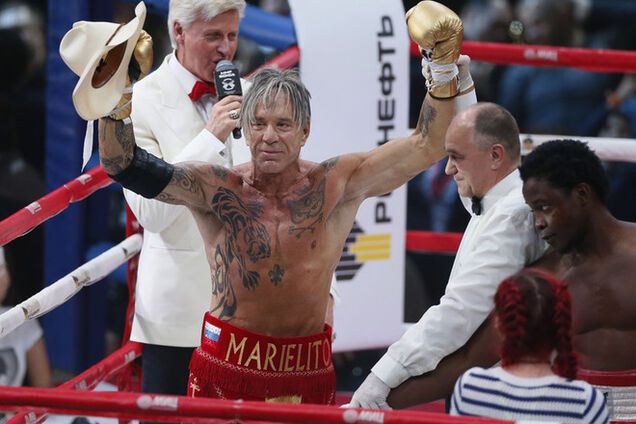 Легендарный Микки Рурк выиграл бой нокаутом в Москве