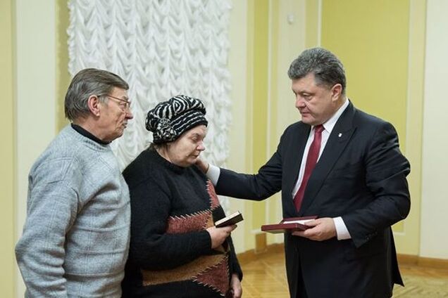 Порошенко пообещал родителям Жизневского, что Рада сделает их погибшего сына его Героем Украины