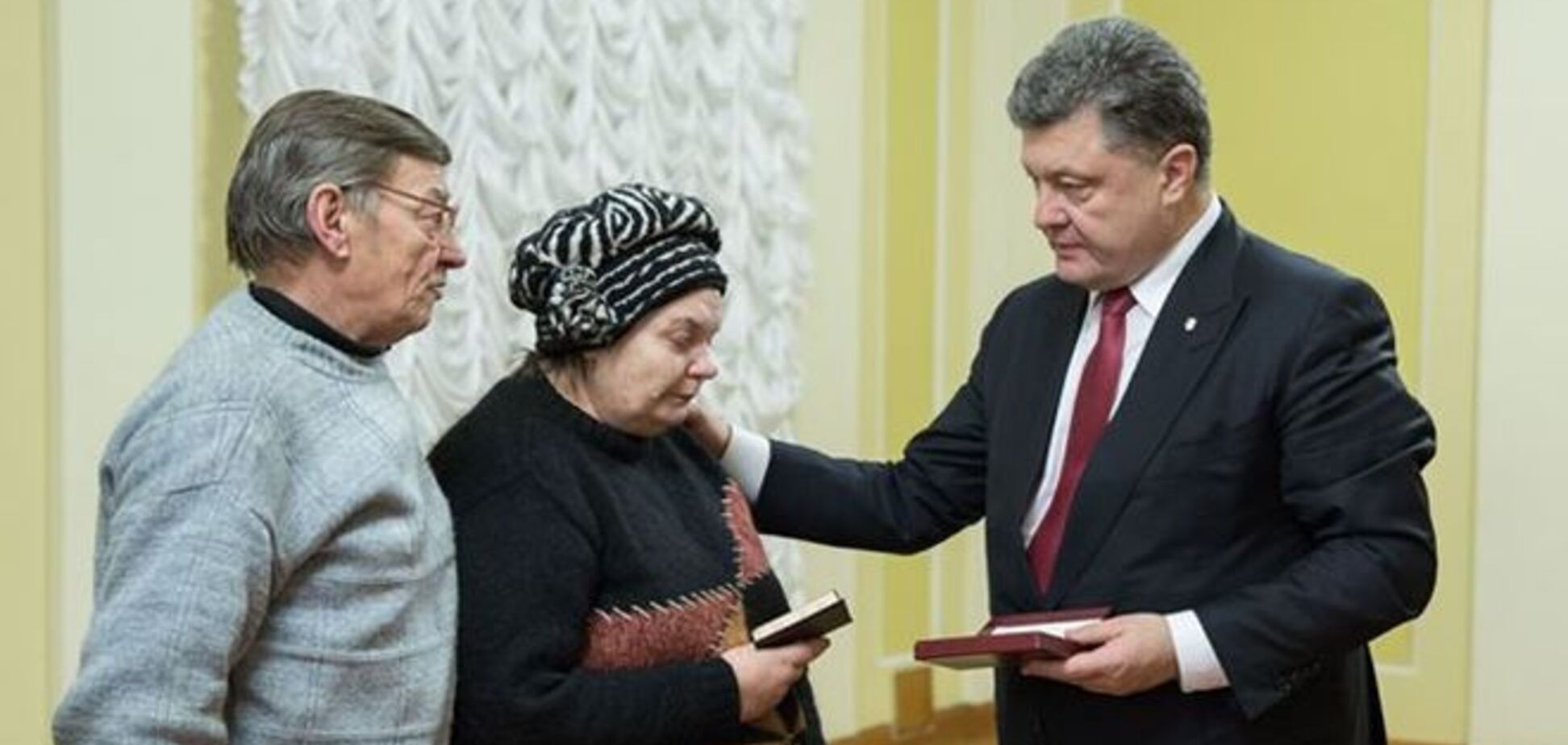 Порошенко пообещал родителям Жизневского, что Рада сделает их погибшего сына его Героем Украины