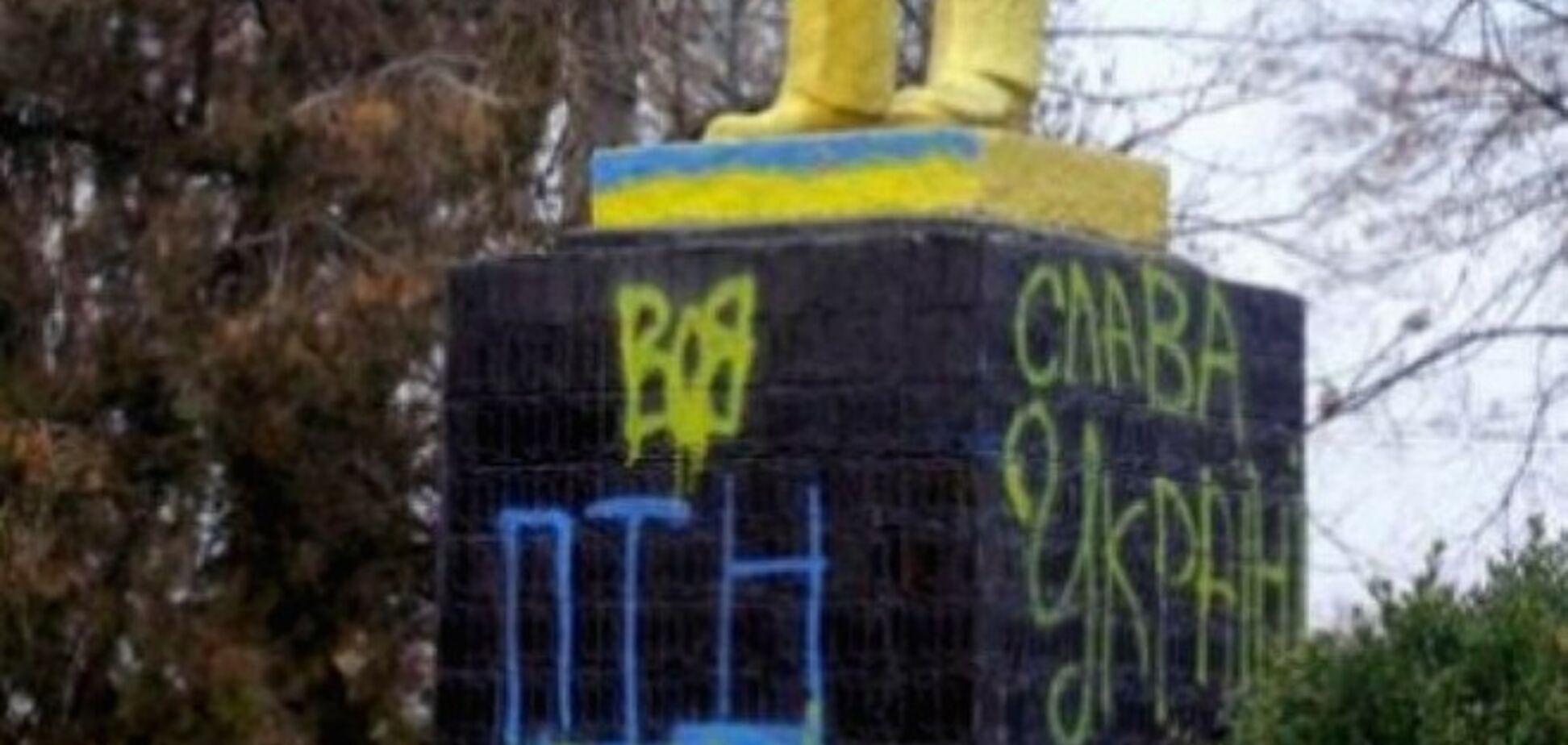 В Одеській області українські патріоти залишили Путіну синьо-жовте послання на пам'ятнику Леніну