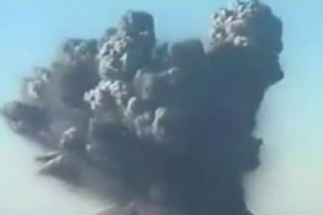 На видео засняли падение НЛО в жерло извергающегося вулкана
