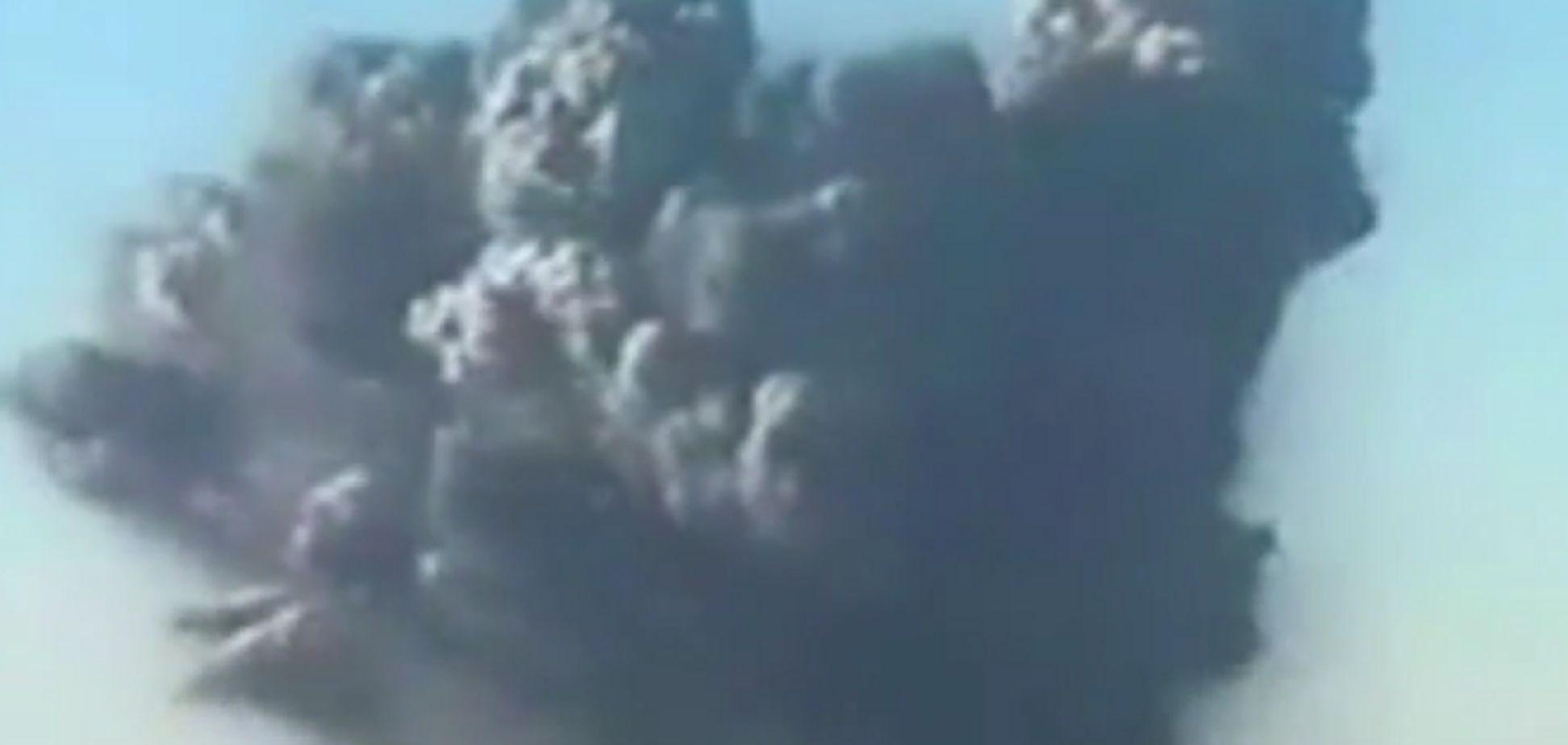 На видео засняли падение НЛО в жерло извергающегося вулкана