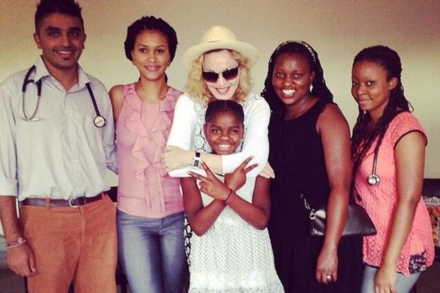 Мадонна отметила День благодарения в Малави со своими приемными детьми