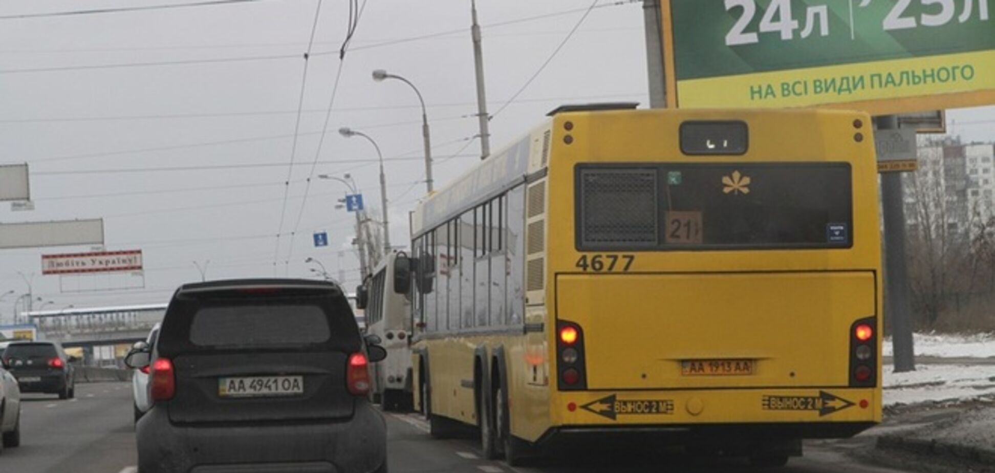 В Киеве водители автомобилей игнорируют новую полосу для троллейбусов