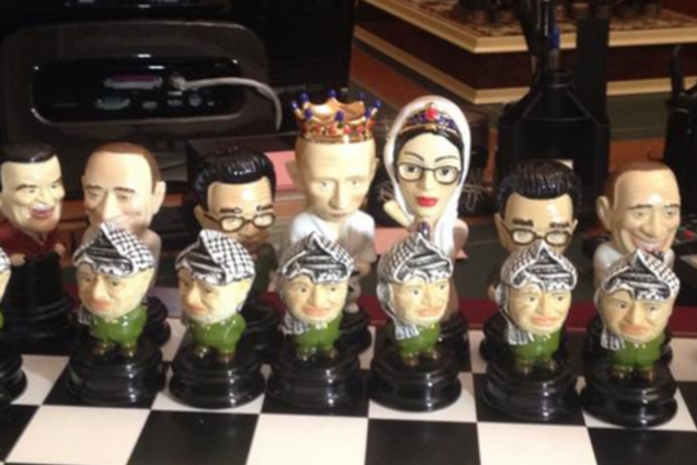 Янукович в Межигорье играл в специальные шахматы, где фигурой короля был Путин: фотофакт
