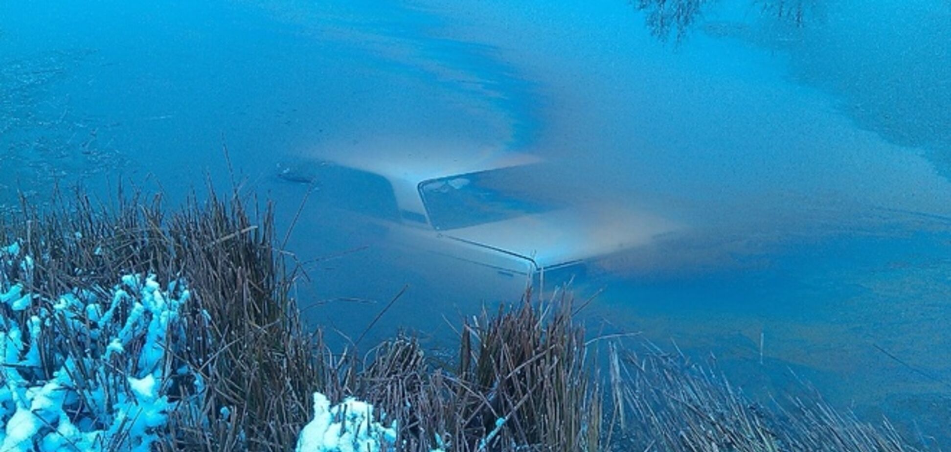 На Киевщине водитель заехал в реку: опубликованы фото и видео