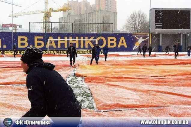 Донецкие футболисты перевоплотились в 'снегоуборщиков'