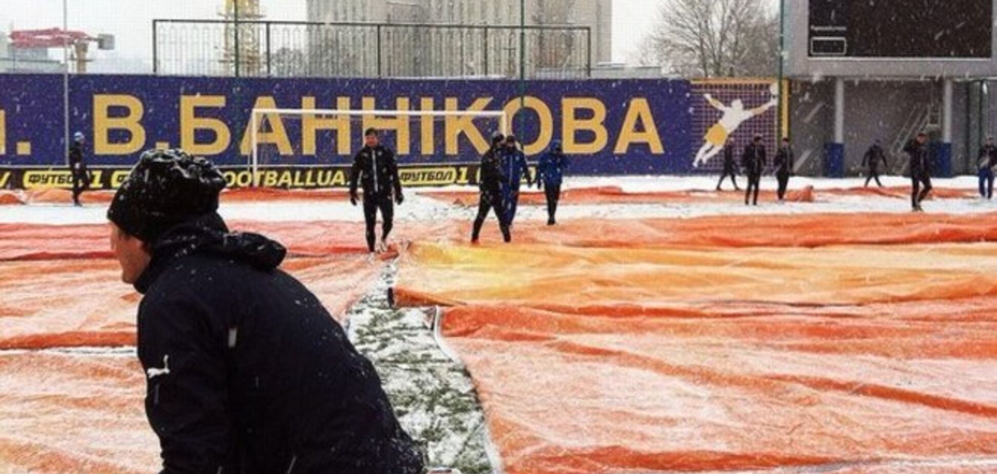 Донецкие футболисты перевоплотились в 'снегоуборщиков'