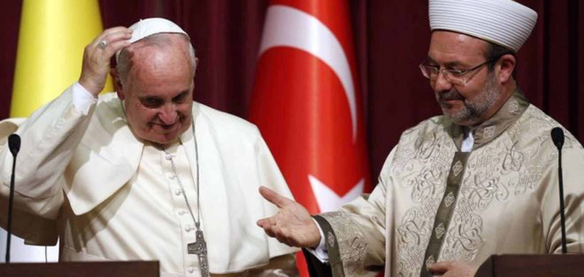 Папа Франциск помолился в главной мечети Стамбула