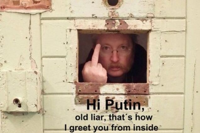 Немецкий журналист показал средний палец специально для 'старого лжеца' Путина: фотофакт