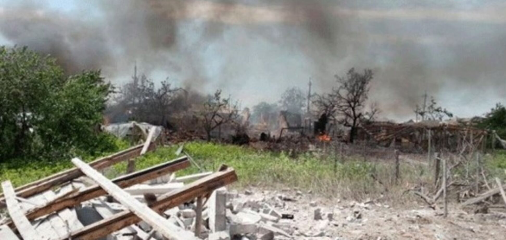 Террористы всю ночь бомбили Станицу Луганскую: дома пылают до сих пор