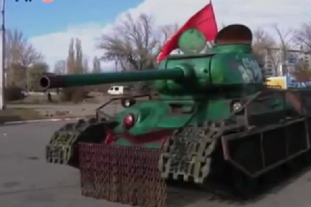 Антрацитовские террористы отправили на передовую танк-памятник