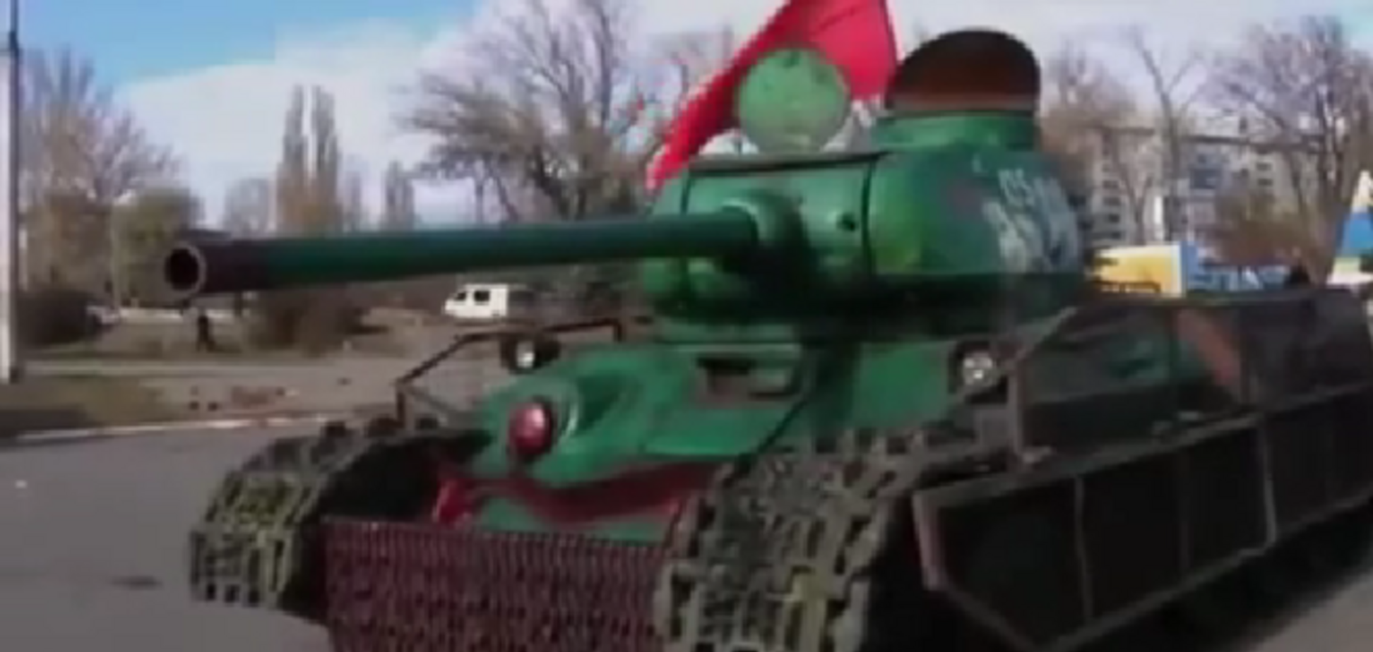 Антрацитовские террористы отправили на передовую танк-памятник