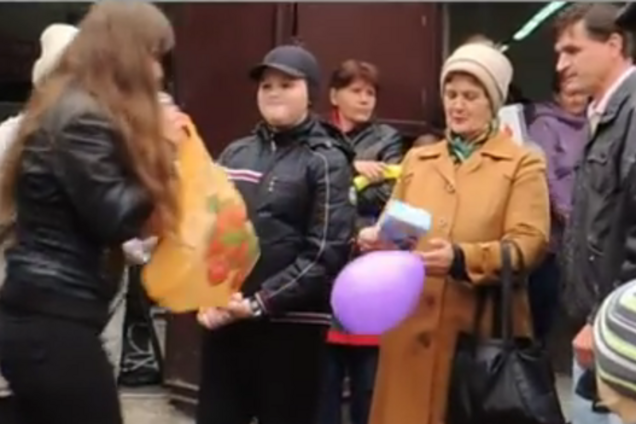 На псевдовыборах в 'ЛНР' избирателей заставляли 'плясать' за еду