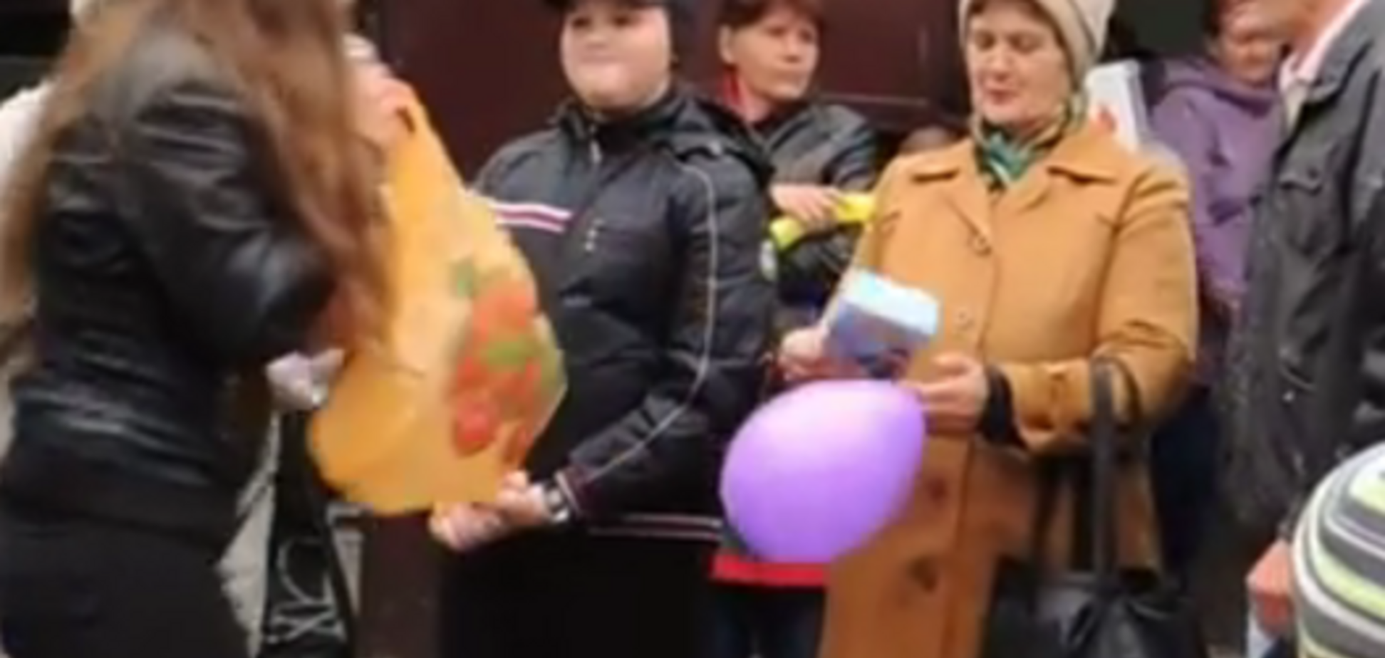 На псевдовыборах в 'ЛНР' избирателей заставляли 'плясать' за еду