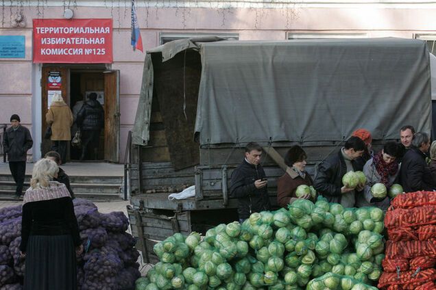 Овощи и автоматы на 'избирательных участках': фото незаконных 'выборов' на Донбассе