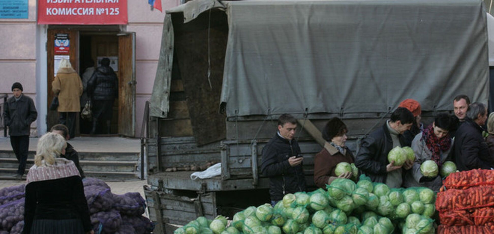 Овощи и автоматы на 'избирательных участках': фото незаконных 'выборов' на Донбассе