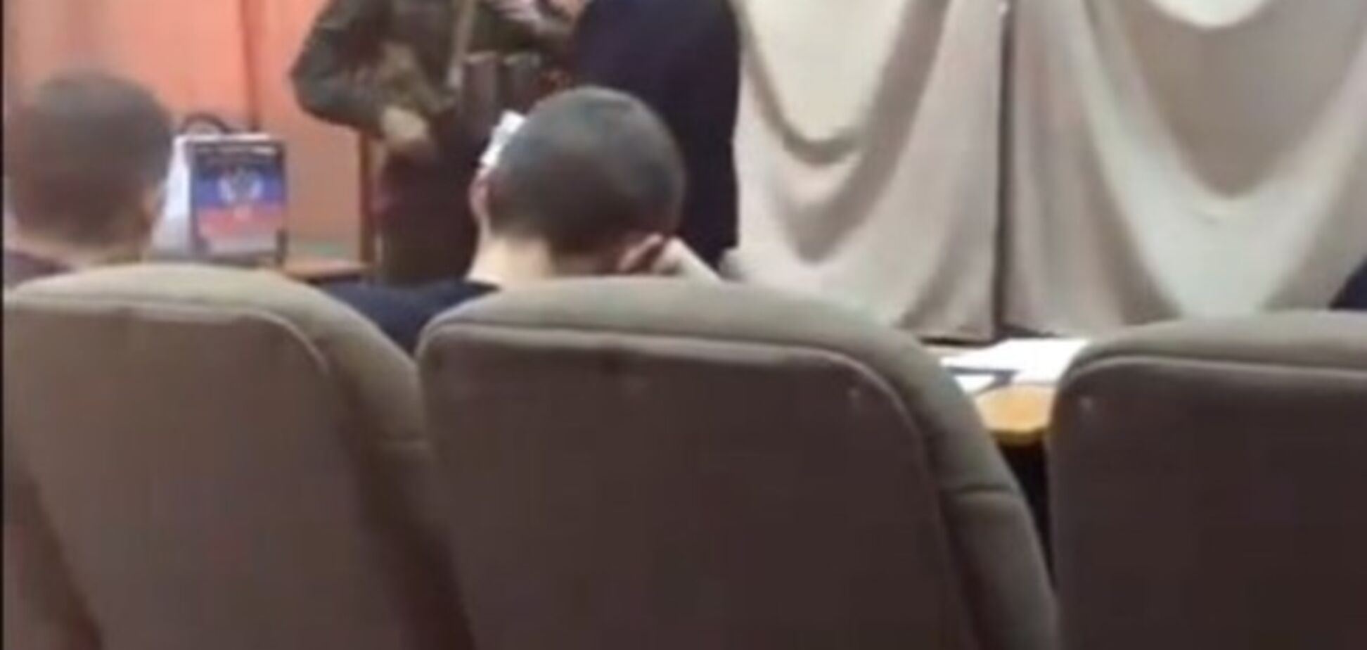 Дончане на 'выборах' показывали заполненные бюллетени вооруженным боевикам