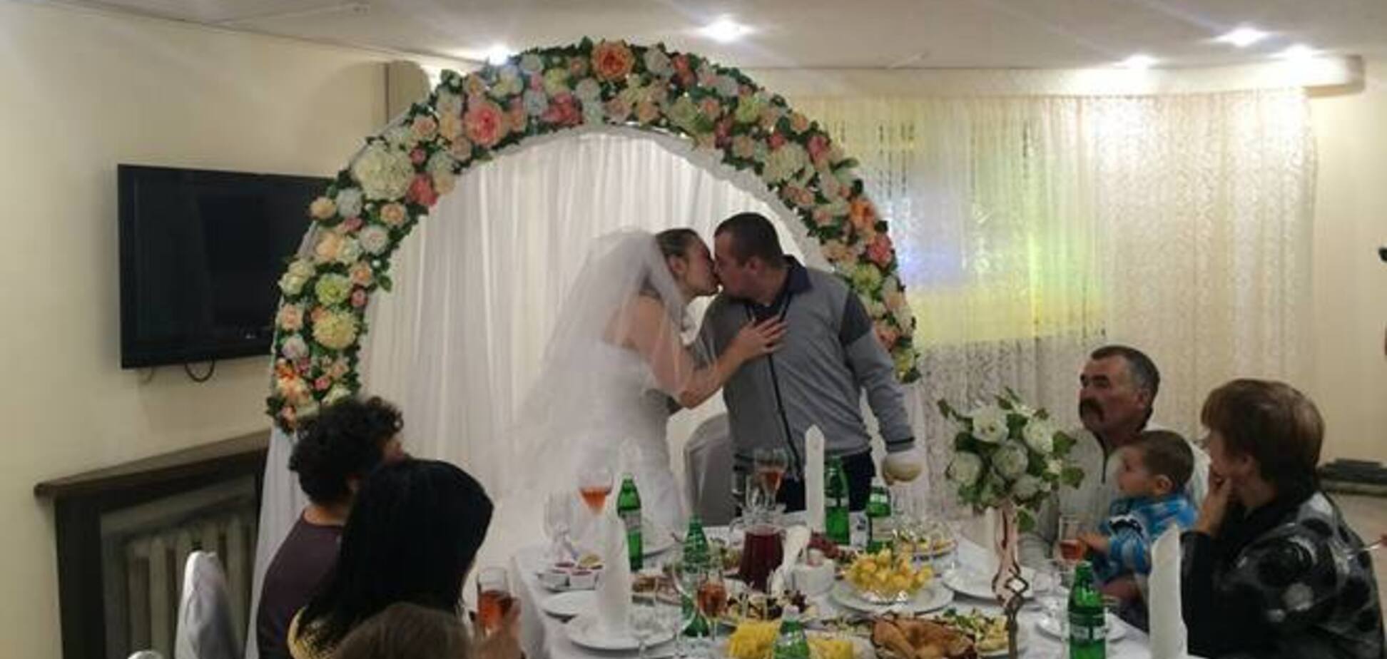 В Днепропетровске женился десантник, которого волонтеры и врачи чудом отвоевали у смерти