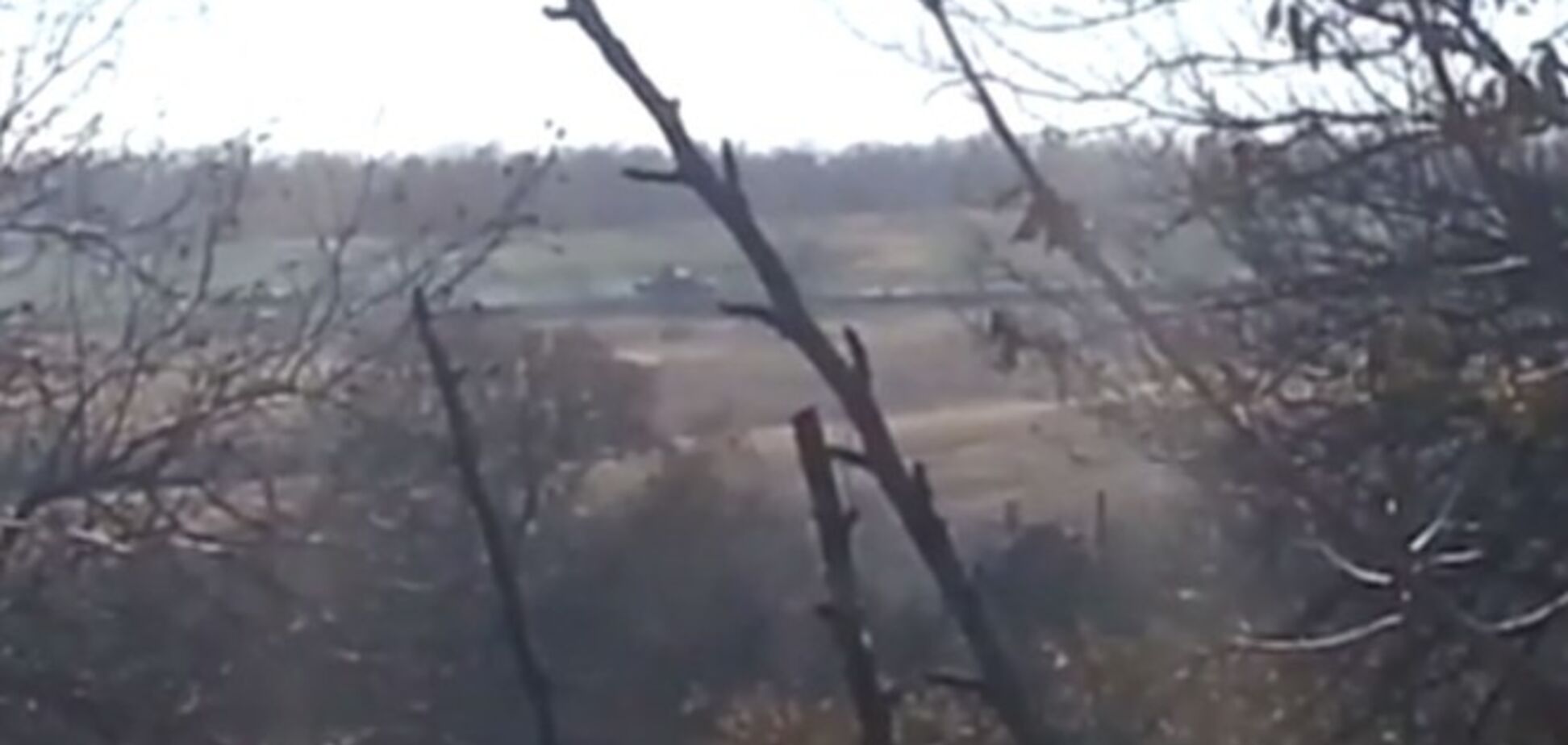 Под Красным Лучом прорвалась колонна российской бронетехники: опубликовано видео