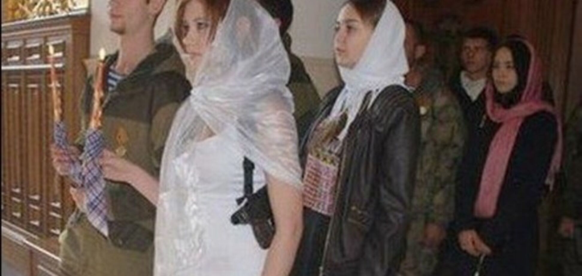 Невеста террориста венчалась в церкви с пистолетом под мышкой. Фотофакт