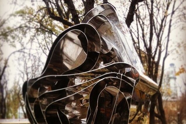 В центре Киева появилась романтическая скульптура