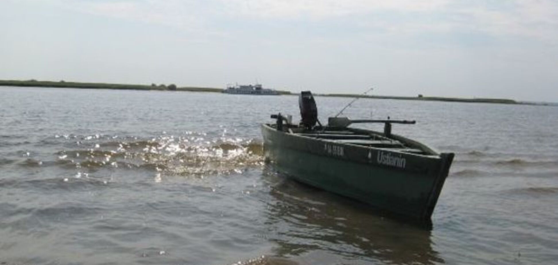 В Киеве в лодке посреди Днепра умер рыбак
