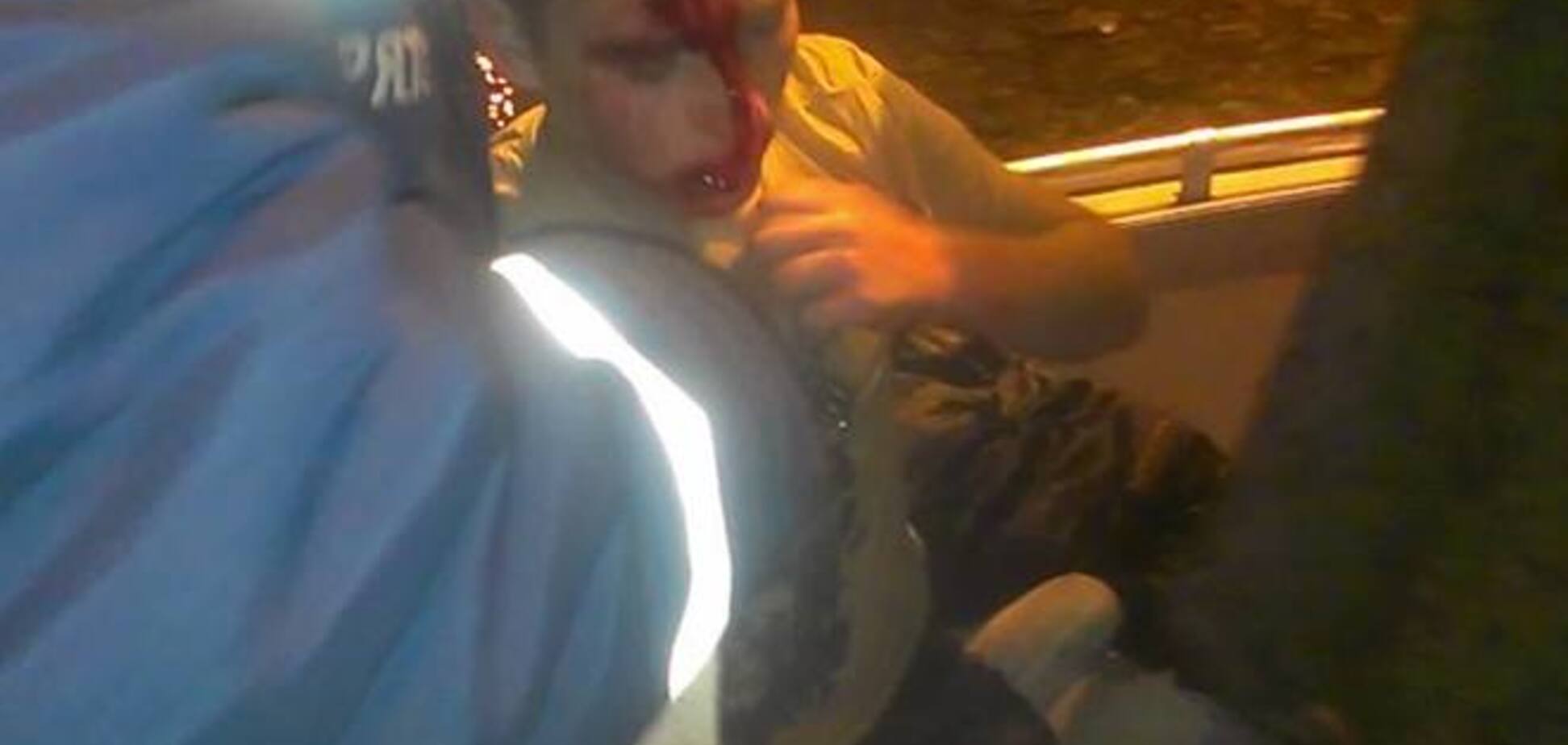 В Киеве расстроенный школьник прыгнул с моста: появились фото спасения
