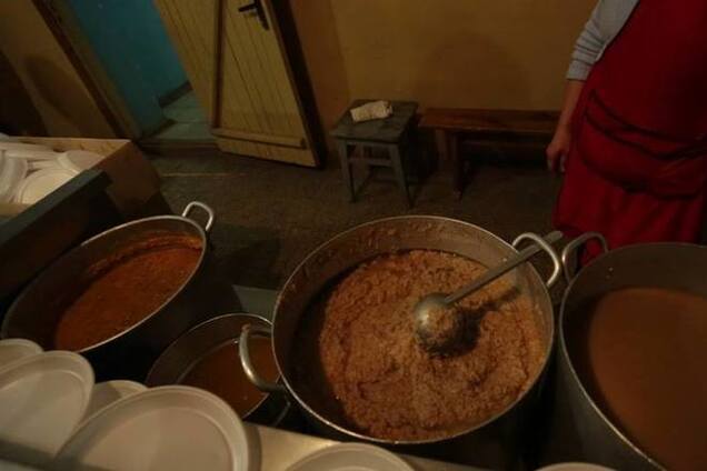 Українських десантників годують 'звареними консервами тюльки' - волонтер