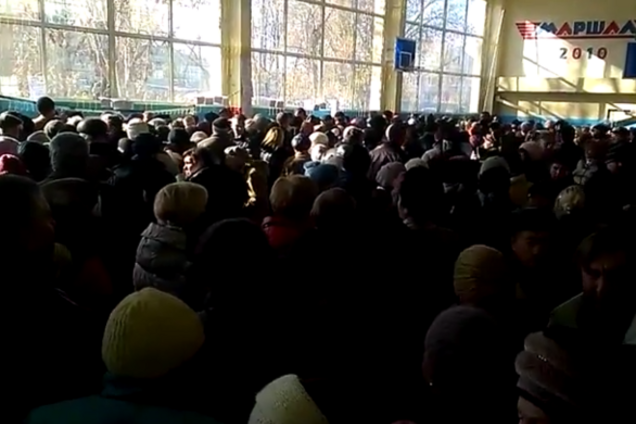 На видео сняли 'голосование по-стахановски' на псевдовыборах в Луганске