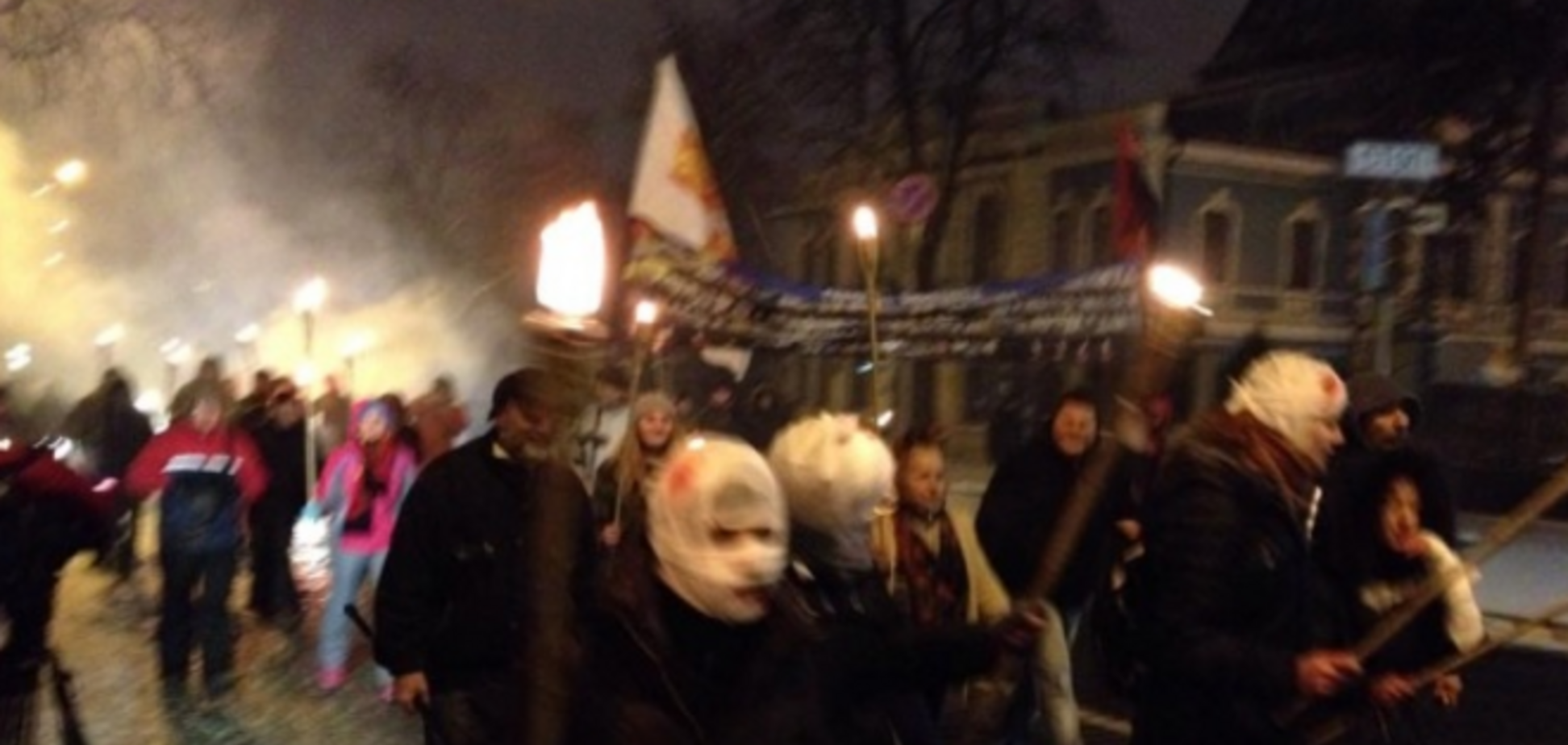 В Киеве люди в окрававленных бинтах с факелами пообещали МВД массовые акции протеста
