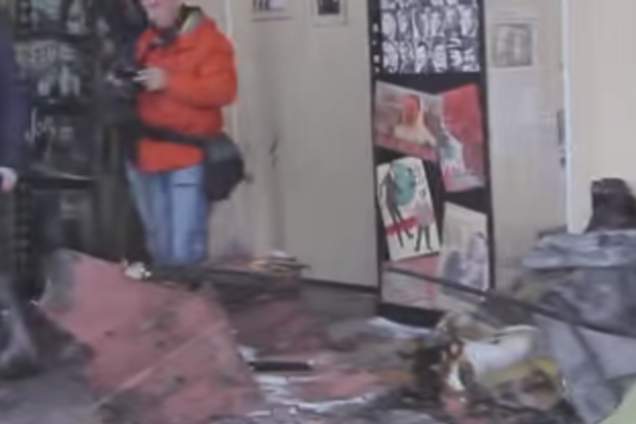 Месяц без 'Жовтня': киевляне семьями пришли на уборку кинотеатра