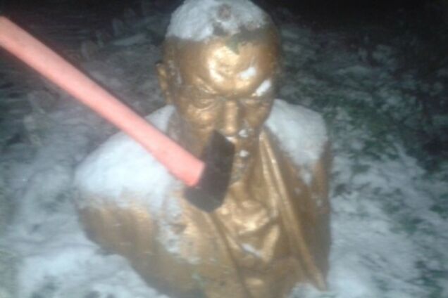 В Одессе памятник Горькому лишили 'собеседника' Ленина: опубликованы фото