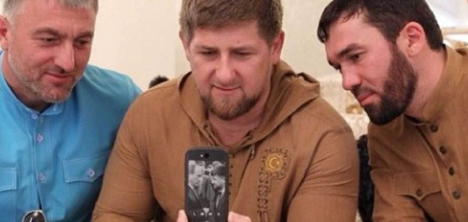 Кадыров с 'Йотафоном' в руках потребовал отказаться от всего американского