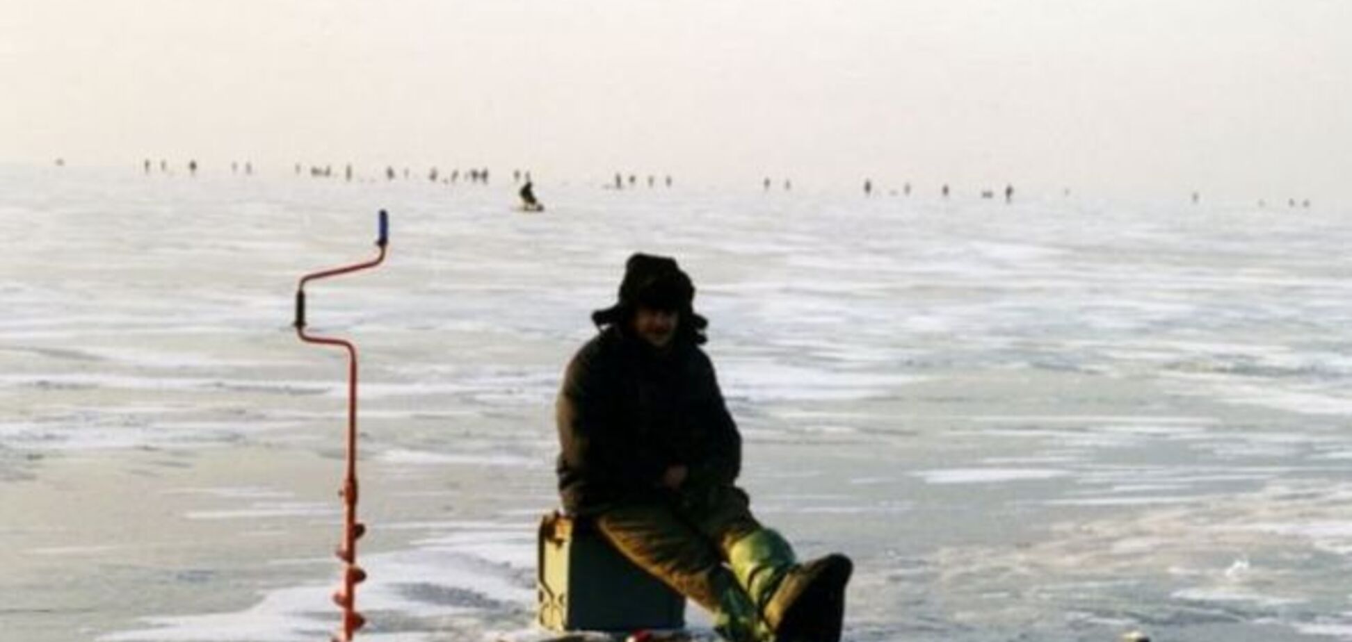 В Киевском водохранилище на отколовшейся льдине дрейфовали 7 рыбаков