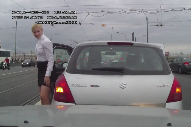 Блондинка за рулем устроила ДТП и пытается съехать: 'чего же вы так'