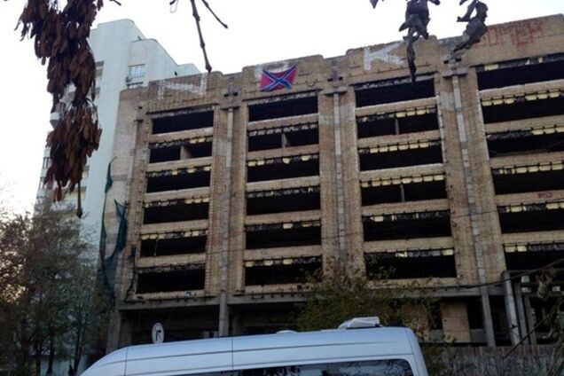 В Киеве ищут провокаторов, которые повесили флаг 'Новороссии' на недострой