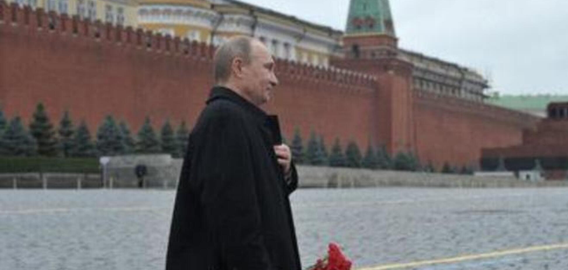 Красная площадь закрыта - Путин гуляет