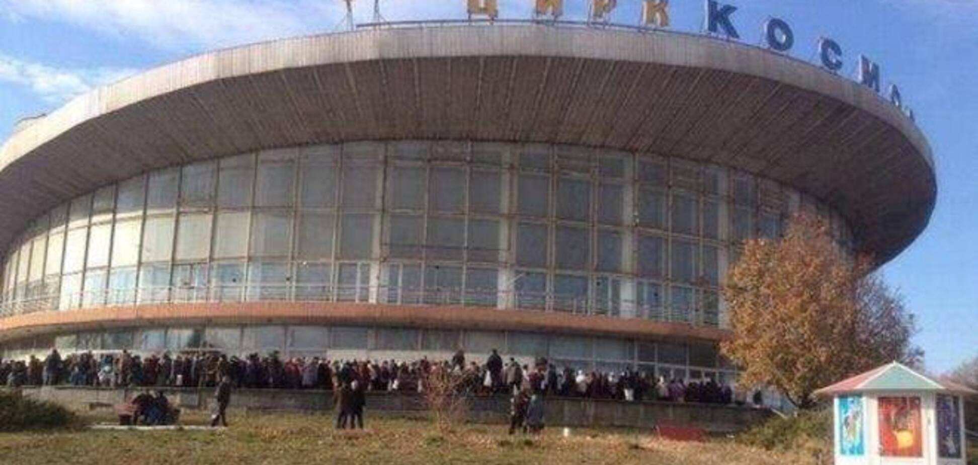 У цирка в Донецьку вишикувалася величезна черга за безкоштовною кашею