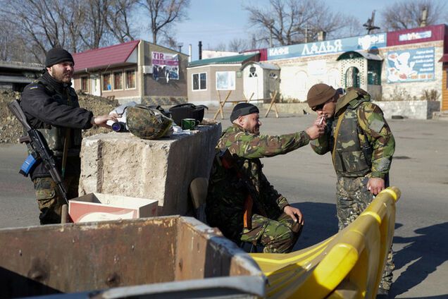 Боевики обстреляли военных из-за спин жителей Павлополя: 1 боец погиб, 5 - ранены