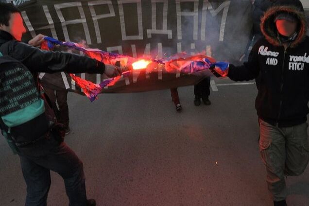 На марші в Москві російські націоналісти спалили прапор 'Новоросії': опубліковано фото