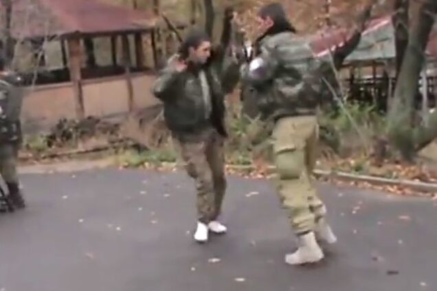 Террористы резвятся: Гиви станцевал на камеру непонятный танец на передовой
