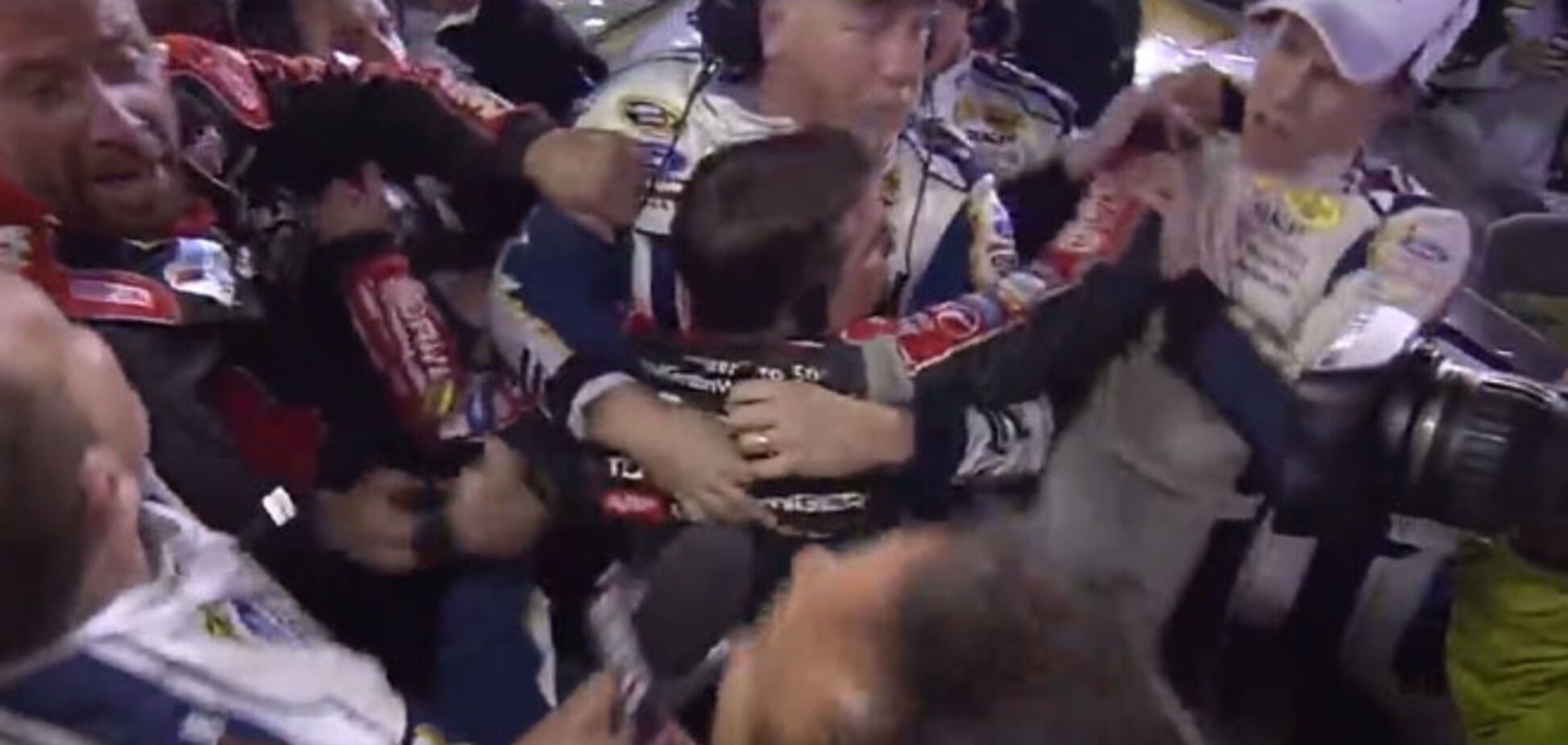 Американцы устроили дикие разборки после автогонки: видео драки