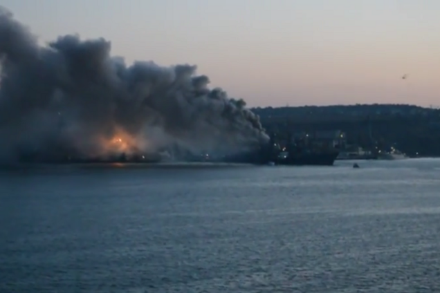 З'явилося відео великої пожежі на російському військовому кораблі 'Керч' в окупованому Севастополі