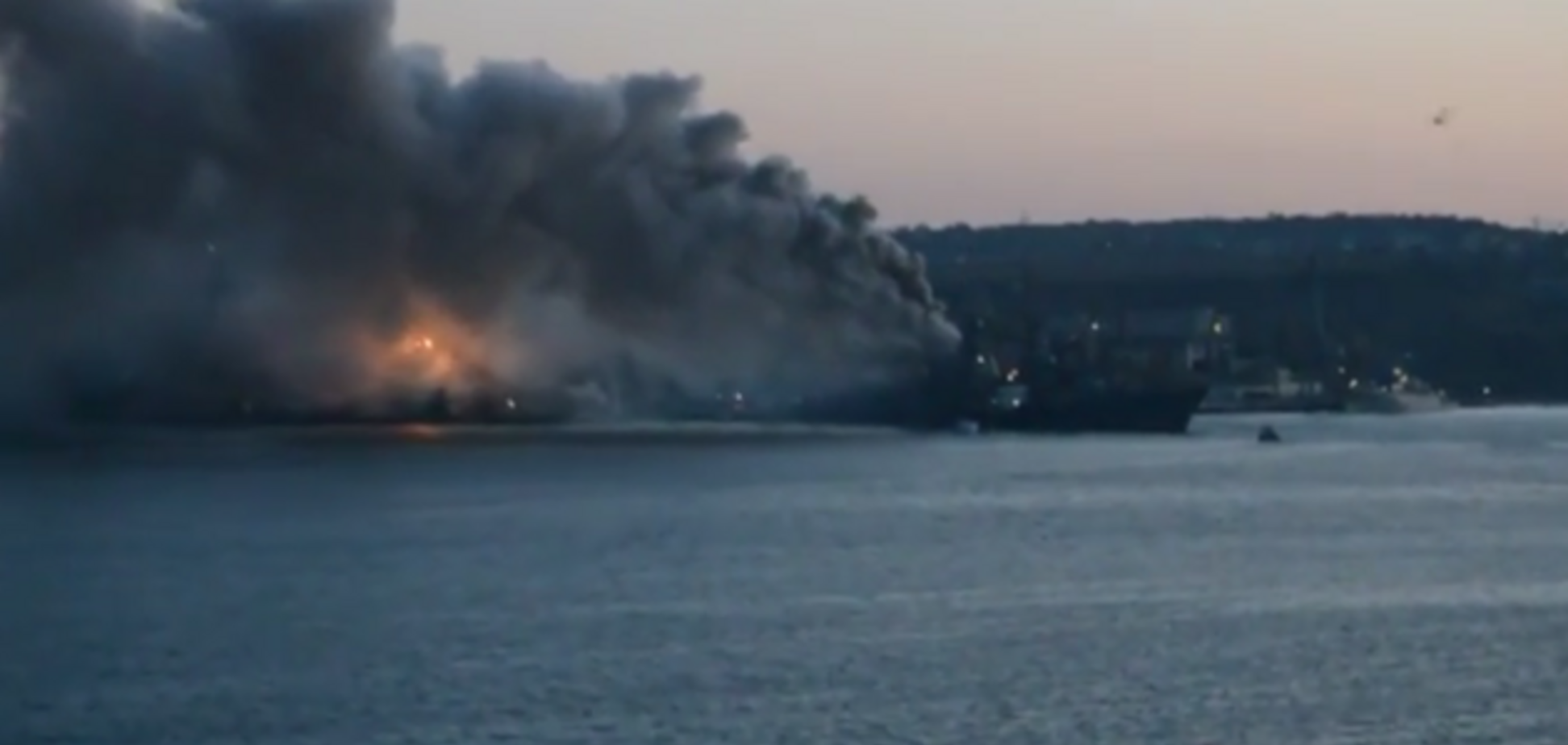 З'явилося відео великої пожежі на російському військовому кораблі 'Керч' в окупованому Севастополі