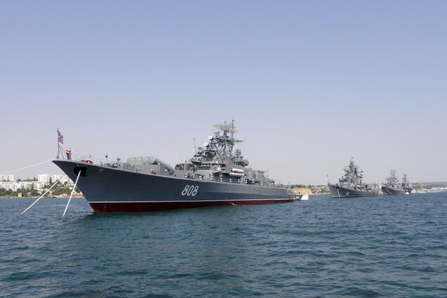 В Севастополе загорелся военный корабль РФ