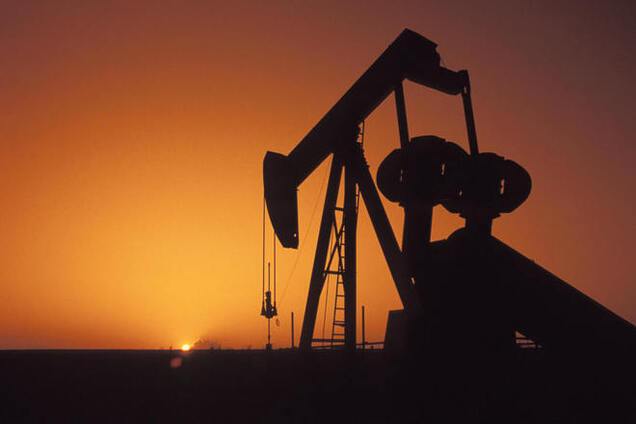 Мировые цены на нефть снижаются в ожидании данных по запасам