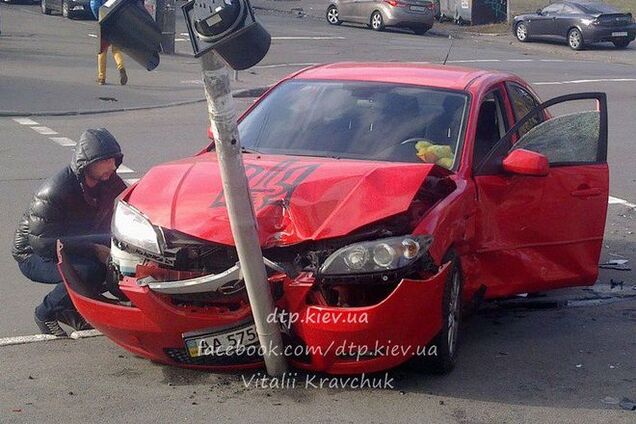 В Киеве девушка на патриотичной иномарке врезалась в светофор
