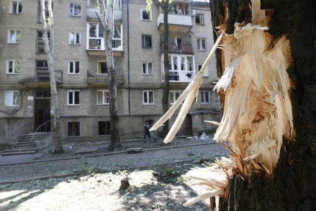 В Донецке возле школы Ахметова взорвался снаряд. Среди погибших и раненых есть дети